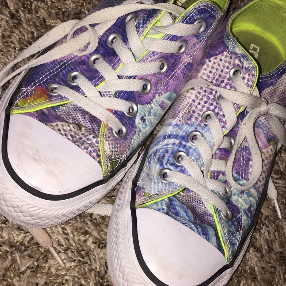 multi colored converse size 7